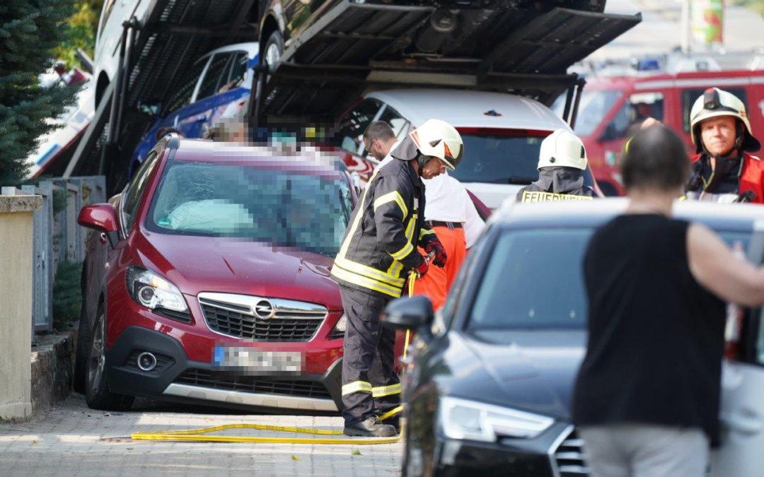 Autotransporter kracht in Gegenverkehr und Grundstück