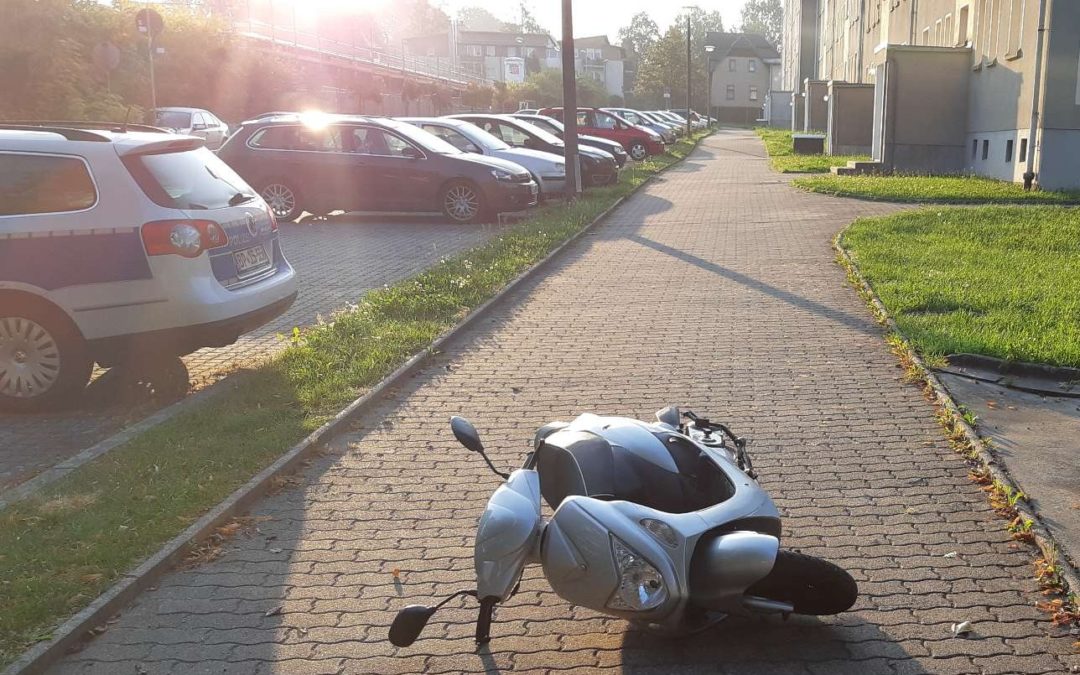 Gestohlenen Mopedroller auf dem Gehweg liegen gelassen